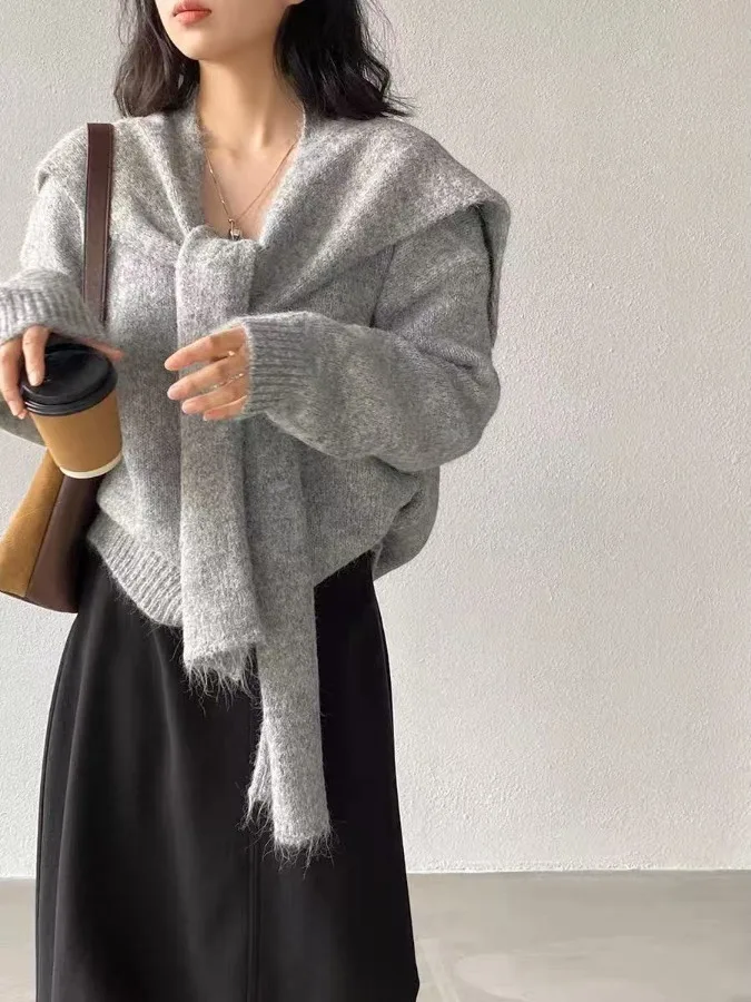 Miękki, przytulny sweter damski z dzianiny, luźny dekolt w serek, długi rękaw, jednolity kolor, modny, uniwersalny, jesienno-zimowy, narzutka na ramię.