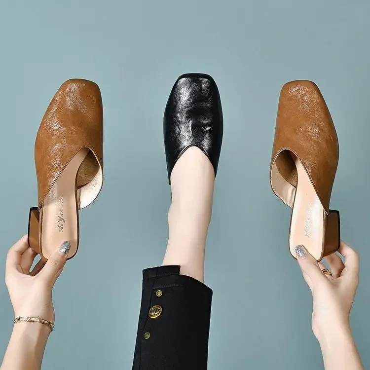 Damen Retro Mules mit eckiger Zehenpartie und klobigem Absatz, bequeme Slip-On-Sandalen aus weichem Leder, geeignet für Alltag und Büro 2026 – Detail 2