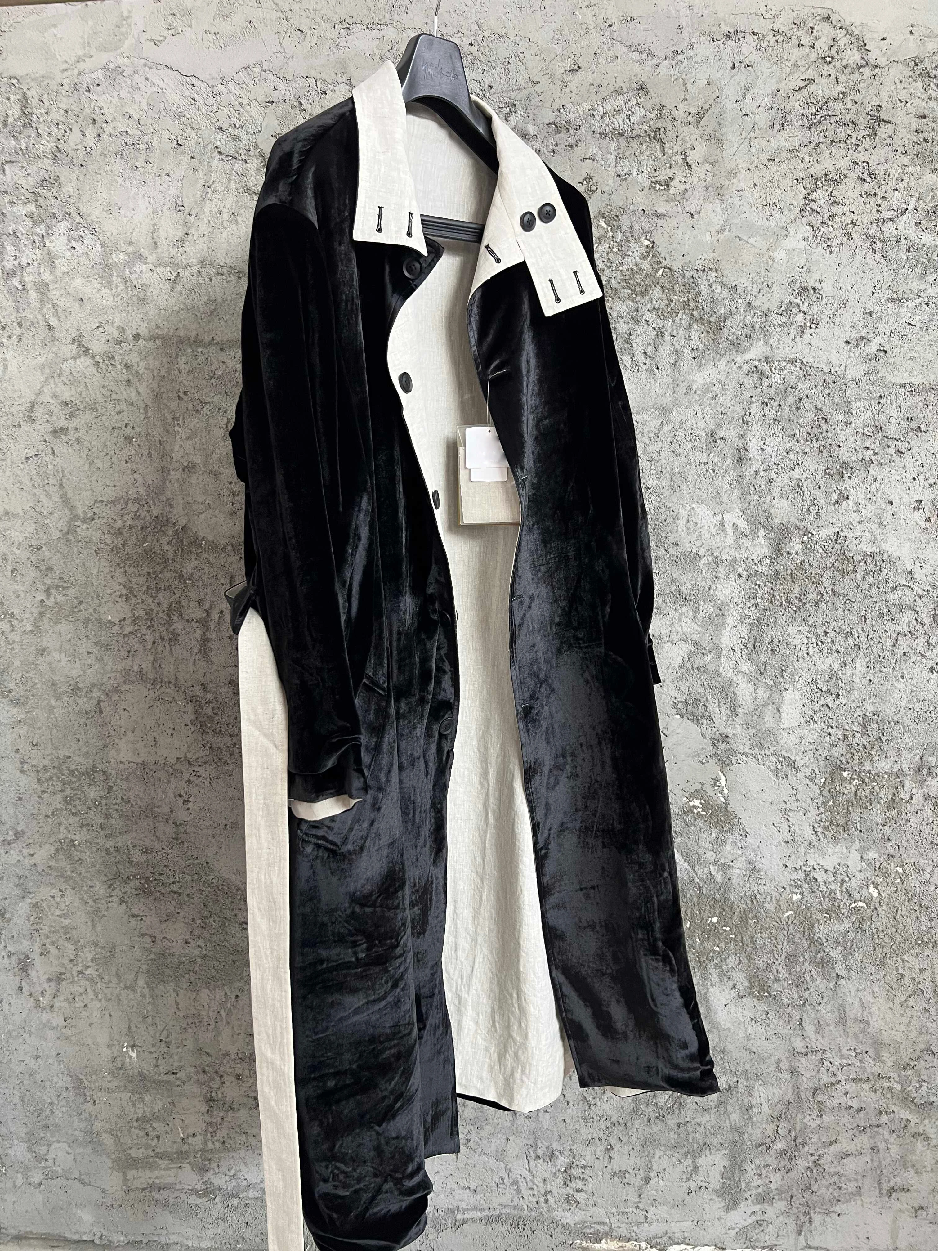 TOP-YAMAMOTO velvet long coat with black and white flocking buckles on both sides
