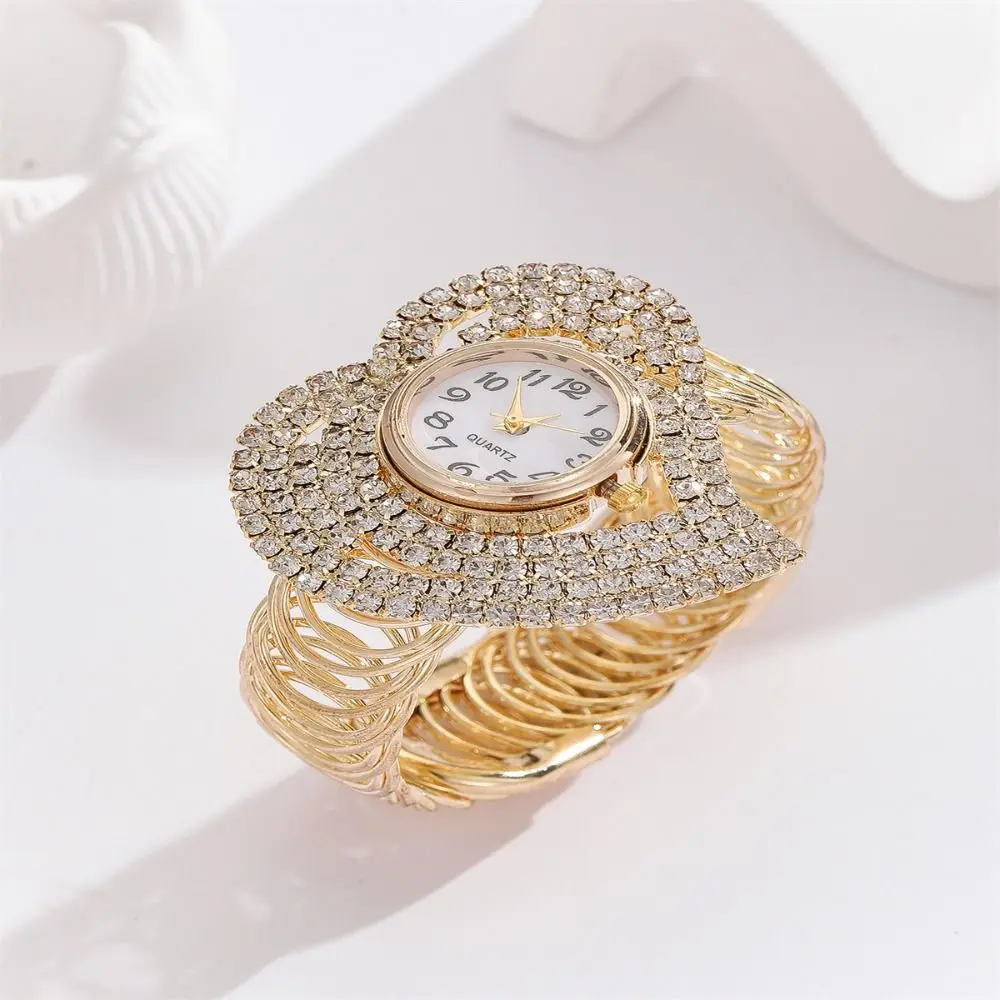 Luxury Gold Bracelet Watch Round Alloy Quartz Watch Heart Rhinestone Wrist Watches Women