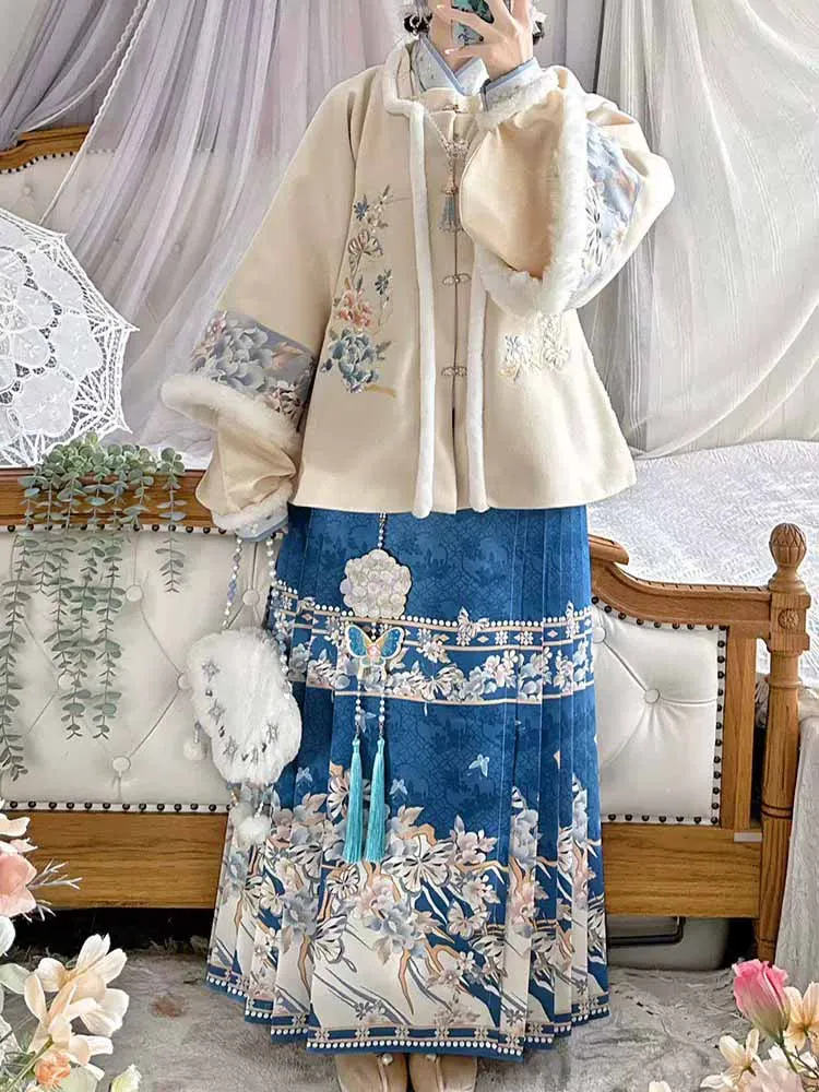 

Women`s Christmas Costume Winter Thickened Blue Beige Embroidered Hanfu Suits Female New Year Costume Party Outfit Hanfu Suits