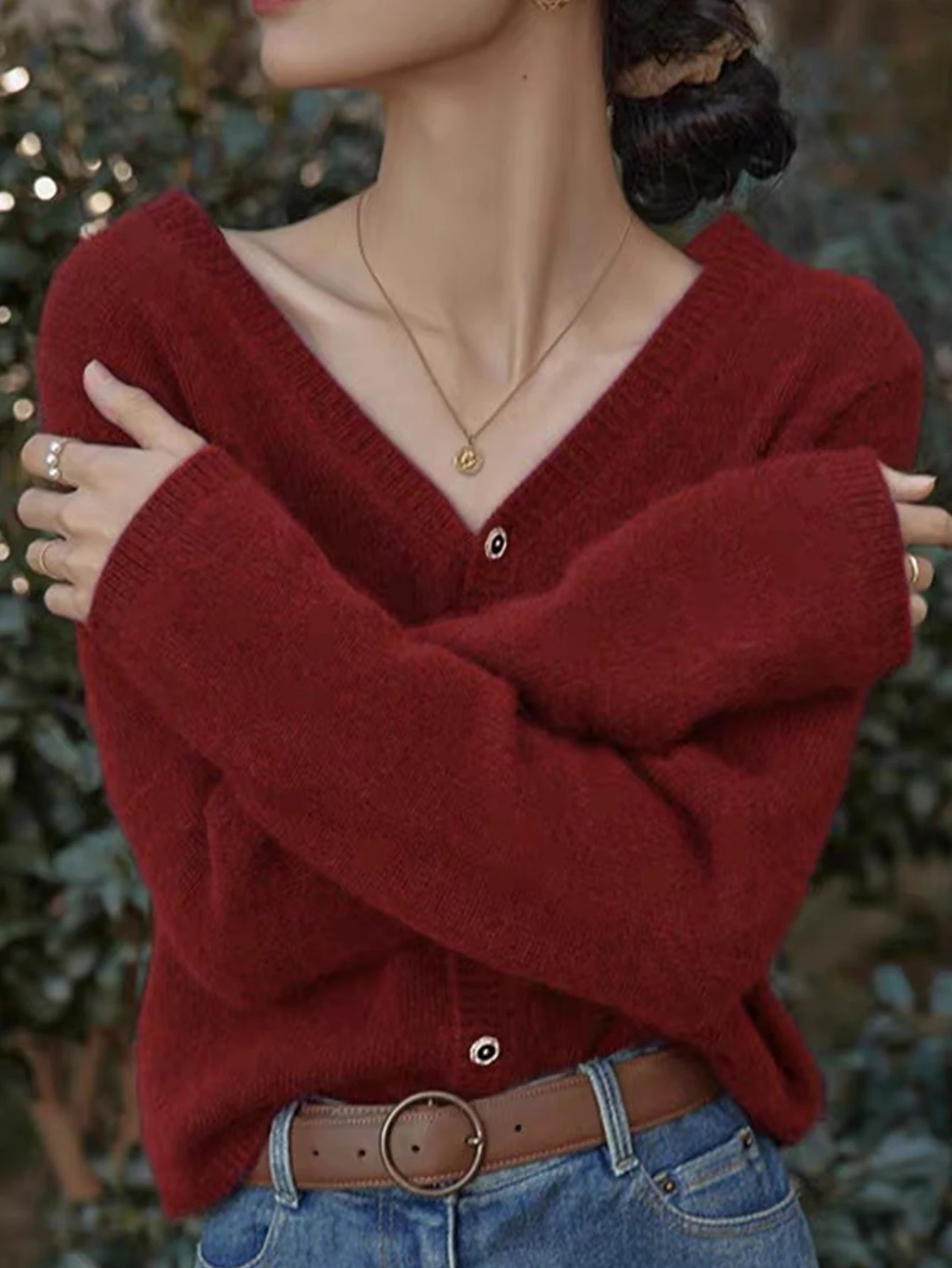 Damski sweter rozpinany z okrągłym dekoltem, dzianina, dopasowany krój, długi rękaw, prosty krój, bez ozdób.