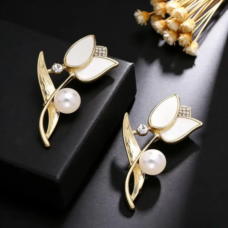 Women's Gold Plated Tulip Brooch Shiny Rhinestone Enamel Petal Lapel Pin for Wedding Party Daily Outfit Decor