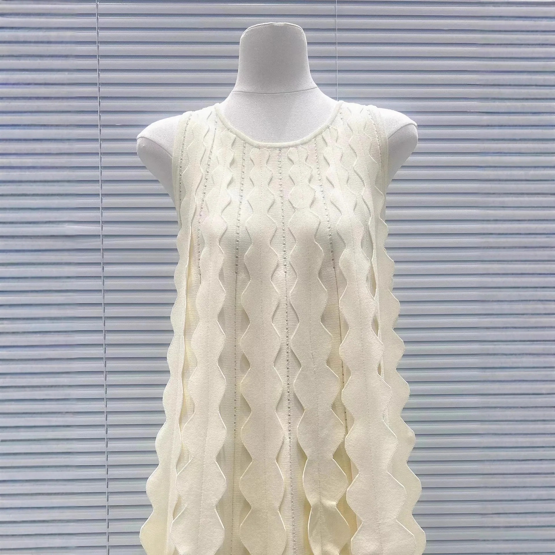 2026 весеннее новое дизайнерское платье без рукавов с круглым вырезом, модное сексуальное женское платье с бретелями на спине