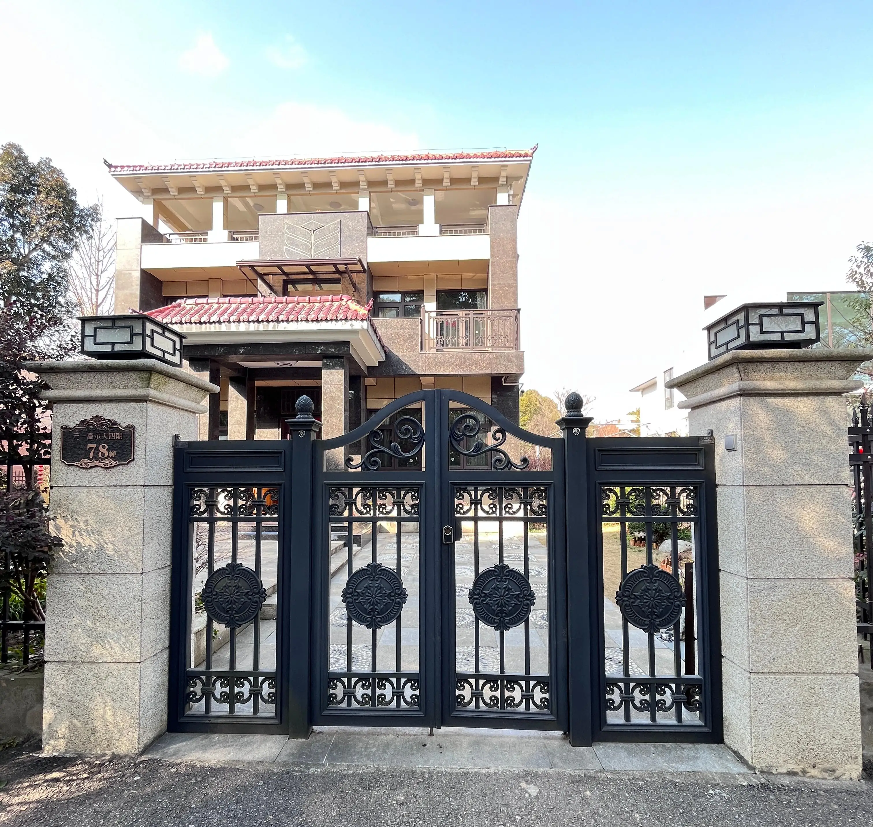 باب أمامي لمدخل فيلا واحدة مع جرس باب بتصميم منزلق ومفتاح سري وكلمات مرور وباب بوابة السياج من سبائك الألومنيوم #4