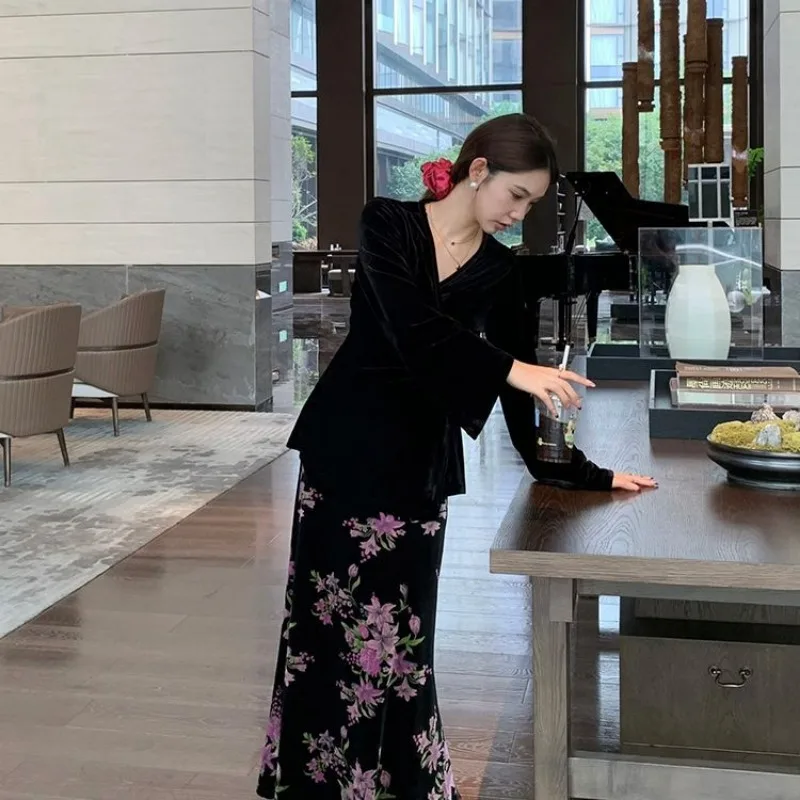 

Retro Black Printed Design Velvet Skirt for Women Autumn New A-line Fishtail Long Skirt