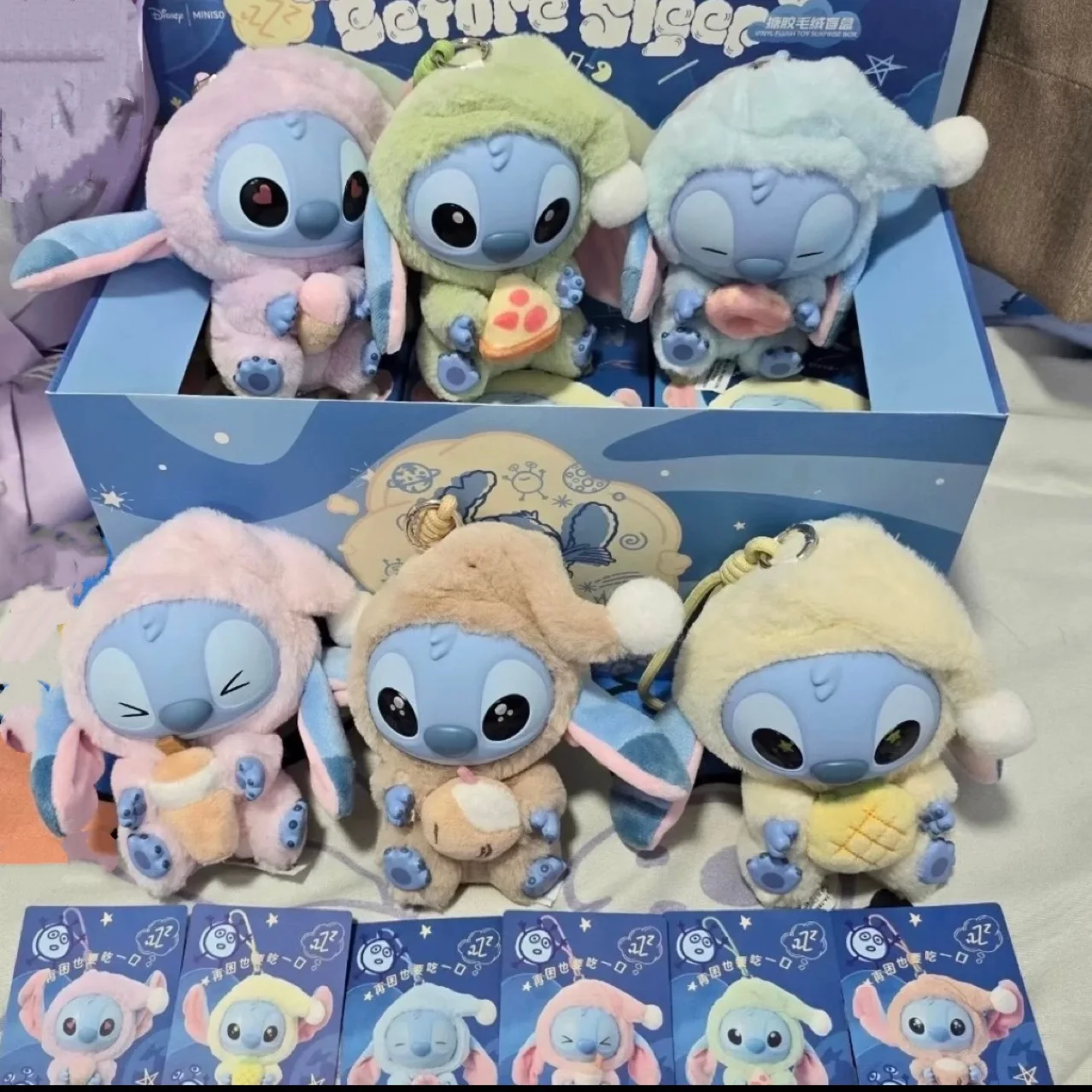

ГОРЯЧАЯ сумка Disney Stitch Blind Box Eat Some Thing Before Sleep Series Виниловая подвеска Милая кукла Mystery Box Пушистая кукла-сюрприз в подарок