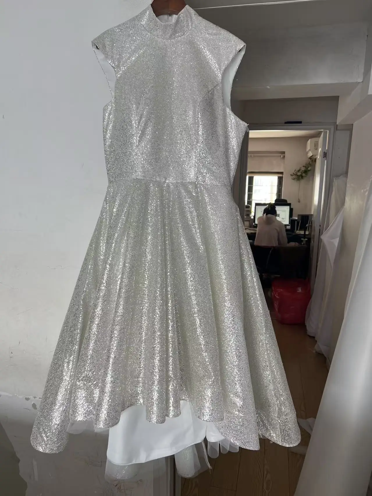 Fashion High Neck Short Prom Dresses Silver Sleeveless Knee Length Ball Gown Knee Length Formal Party Gown Vestido Customized