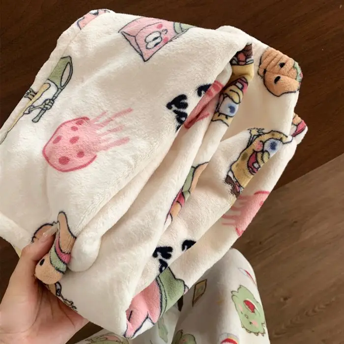 Simpatici pantaloni del pigiama Hellokitty femminili 2024 autunno e inverno nuovi pantaloni del pigiama in pile di corallo addensato Cartoon Sanrio Home Pants