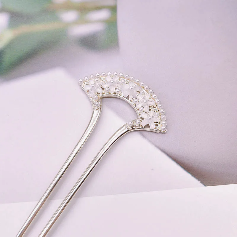 

Высококачественная нишевая заколка для волос U-образной формы с жемчужным цветком, простая и универсальная. Это заколка для волос на спине для детей.
