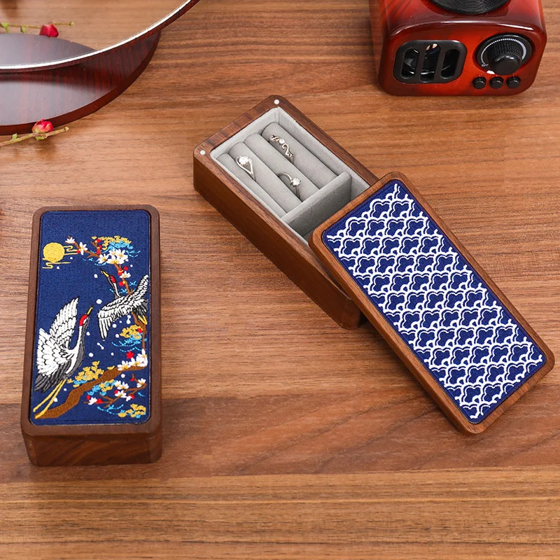 Exquisite Retro Style Embroidery Cover Wooden Jewelry Box Portable Magnetic Attraction Organizer Boxes Flannel Lining Decoration