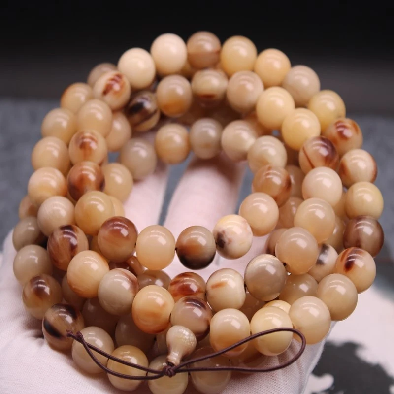 

Буддийский браслет в тибетском стиле из белого рога яка с золотой нитью и красными цветами, 108 бусин, многожильное круглое ожерелье из бусин.