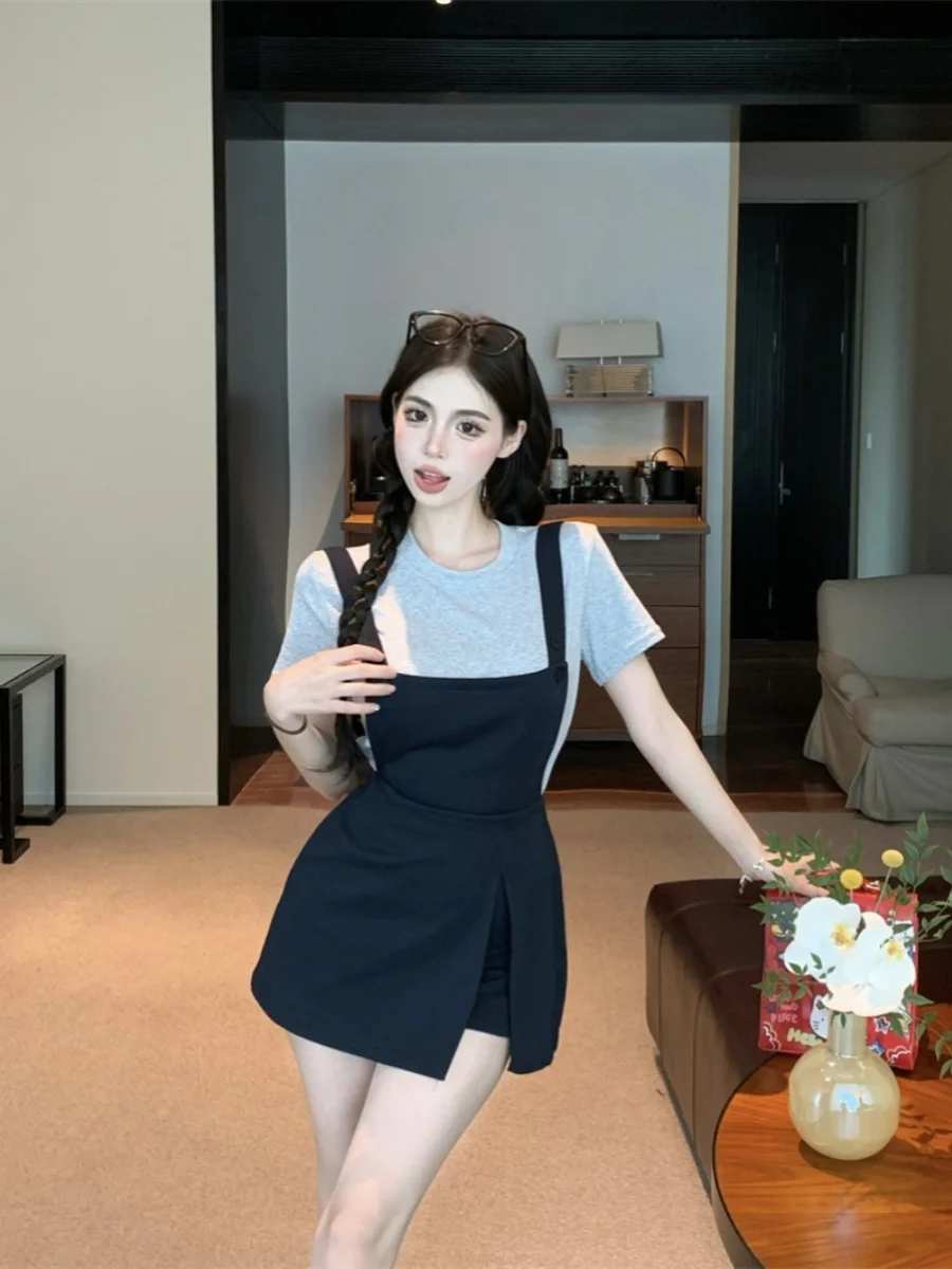 

Модный летний комплект из двух предметов: футболка с коротким рукавом и элегантный сарафан на бретельках с круглым вырезом для студенток