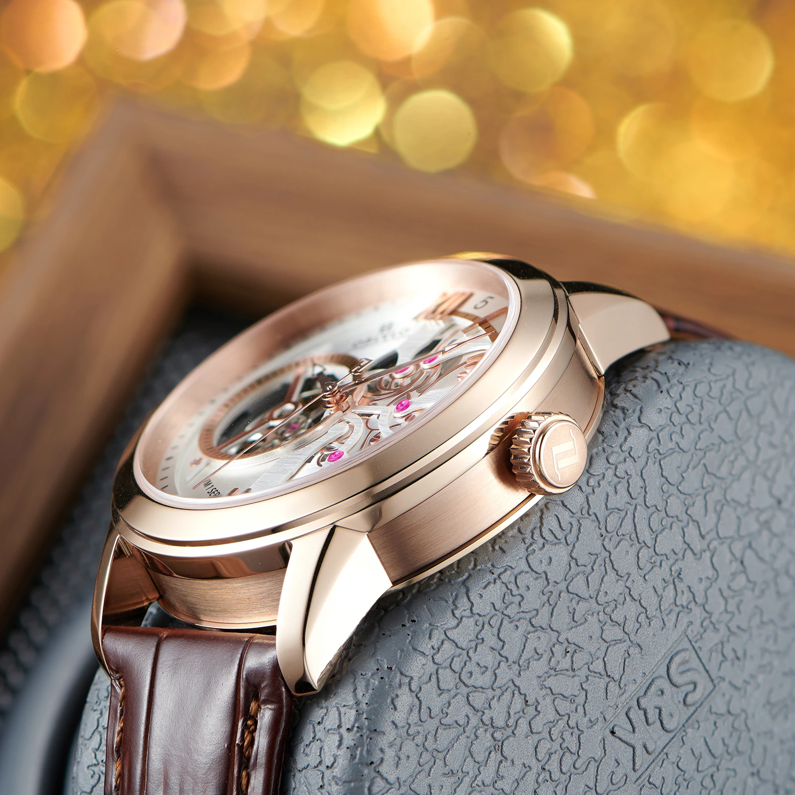 ساعة OBLVLO للرجال أوتوماتيكية فريدة من نوعها مجوفة باللون الذهبي الوردي 42 ملم مينا بيضاء وحزام جلدي بني ميكانيكي كلاسيكي VMQ-ND