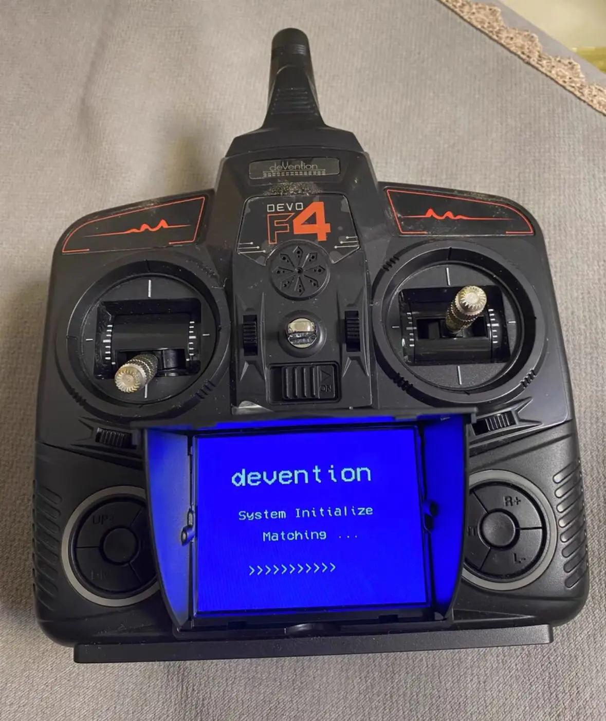 

Walkera DEVO F4 2.4GHz 4Channel FPV Radio System Bulit in 5.8GHz Video receiver and LCD TX & video screen in one convenient unit