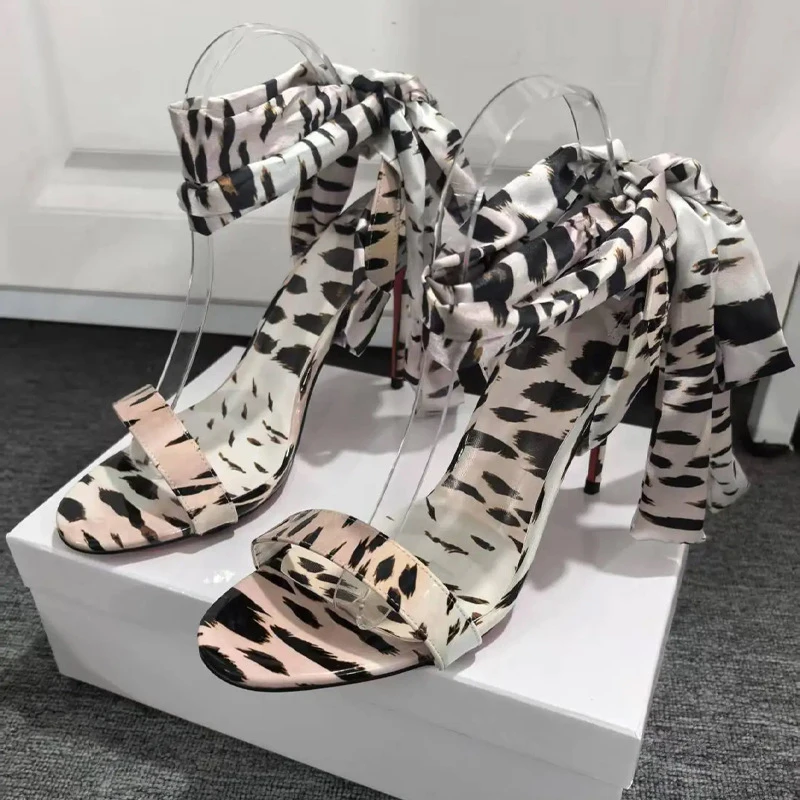 

Шелковые босоножки на шпильке с леопардовым принтом, женские летние туфли на высоком каблуке 202, с бантом и цветком, с перекрестным ремешком