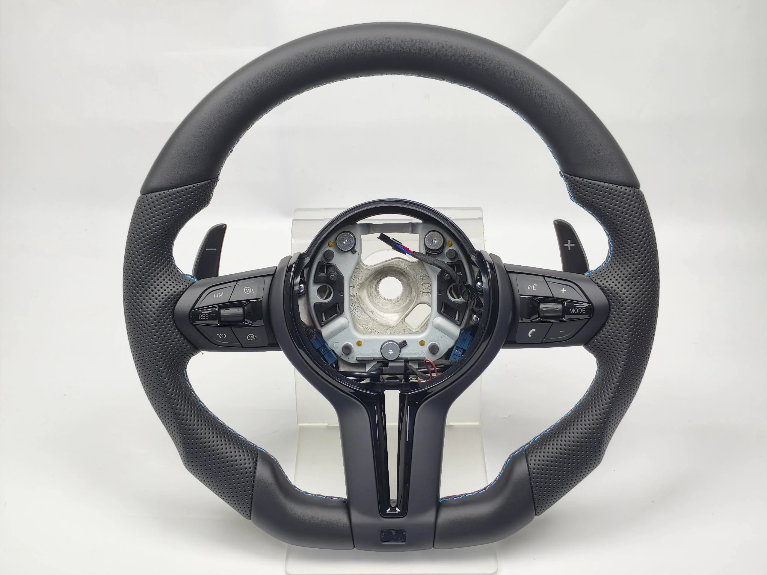 Precisie stuurwiel met schakelpaddles & rode stiksels – direct passend voor M3/M5 sedans, goede grip, snelle respons & controle.