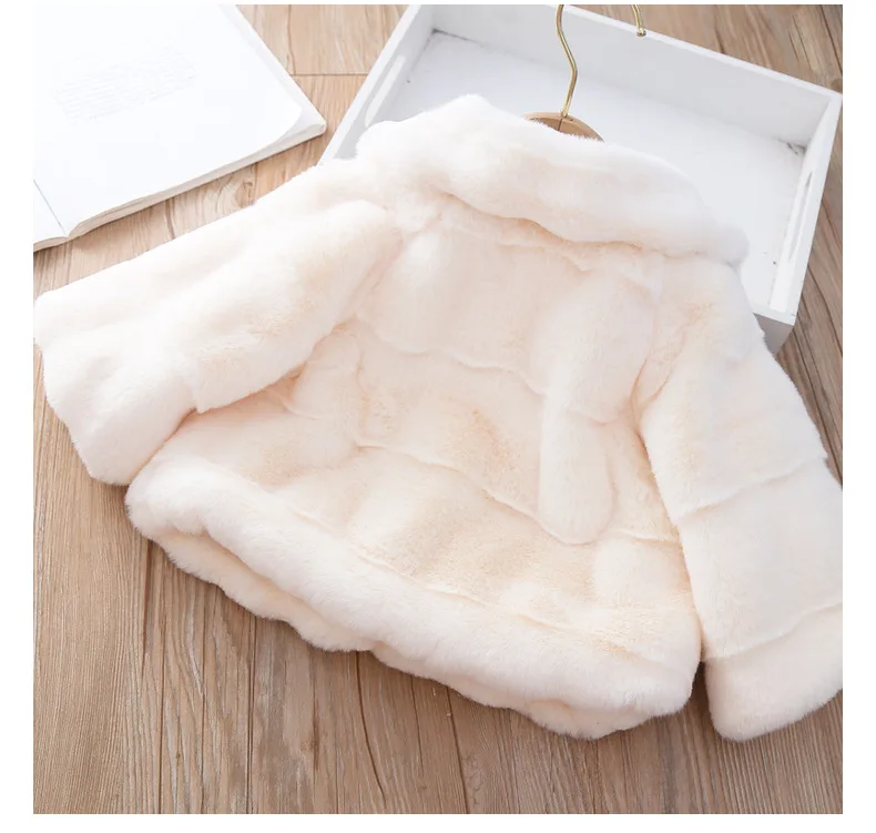 Winter new children\'s imitation fur 0-4-year-old girl bow hair Cape shawl baby pure color simple thickened warm fur coat