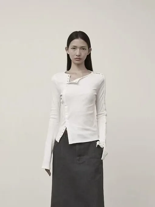 

Футболка Slim Fit с круглым вырезом и длинными рукавами, со скрытыми декоративными элементами и заклепками, универсальная модель для повседневной носки для женщин.