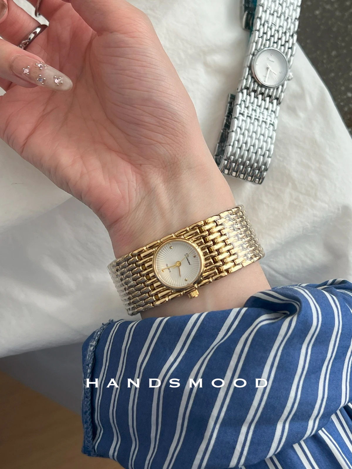 Elegant Women'S Watch, Stylish And Sophisticated, With A Wide Strap, A Gold Finish, Perfect For A Touch Of Understated Luxury.