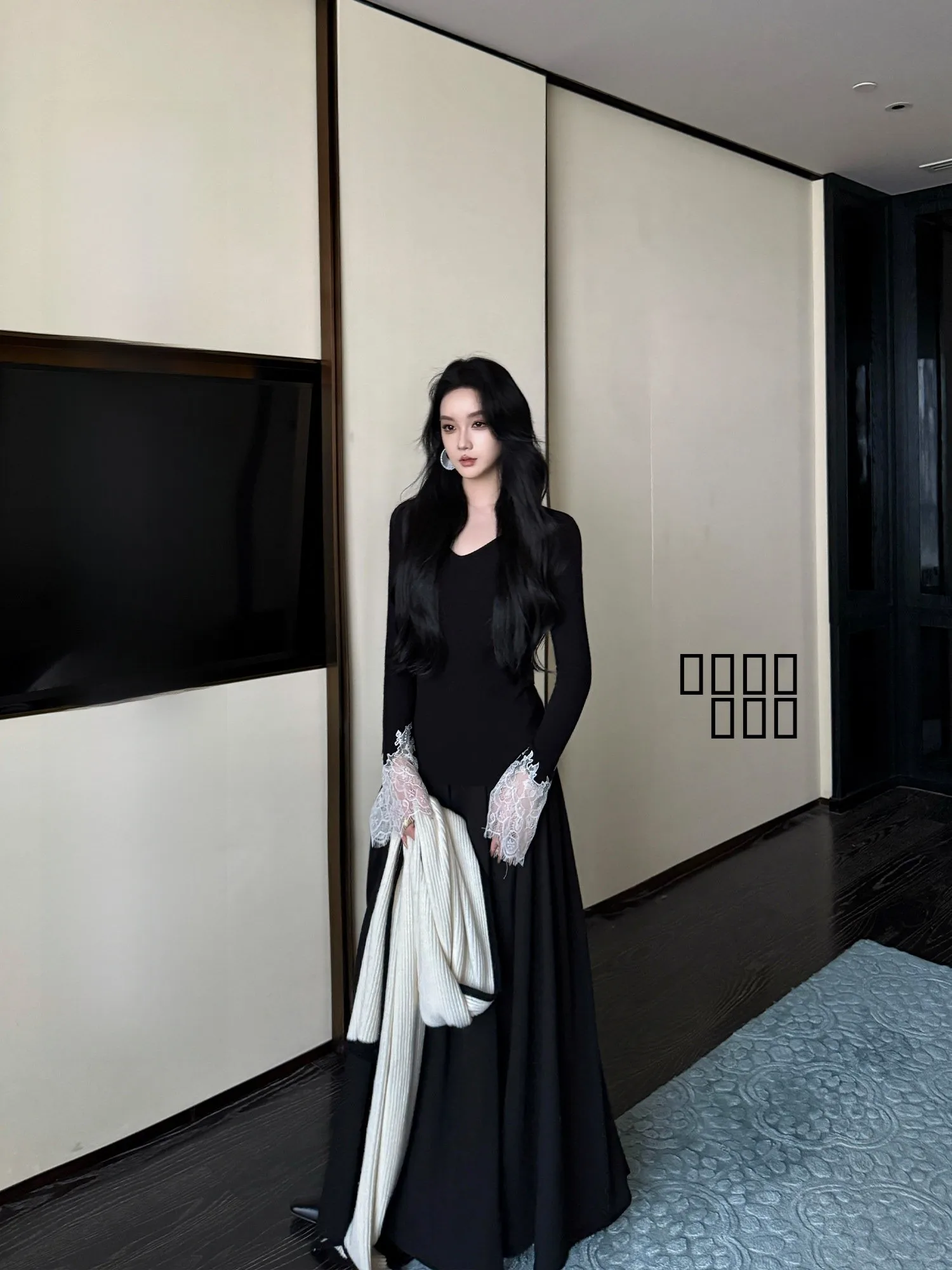 

Новинка 2025: Женский облегающий трикотажный топ с длинным рукавом и кружевной отделкой, V-образный вырез, осенне-зимняя коллекция, повседневный стиль, цветной