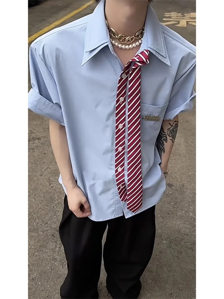 

Мужская летняя рубашка American Sle Blue с двойным воротником, коротким рукавом, дизайнерским узором и подплечниками, создающая ощущение комфорта.