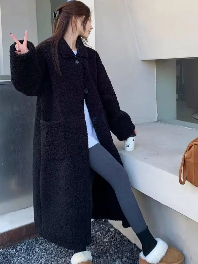 

Утепленное пальто средней длины с воротником из искусственного меха и отделкой из натуральной кожи для женщин