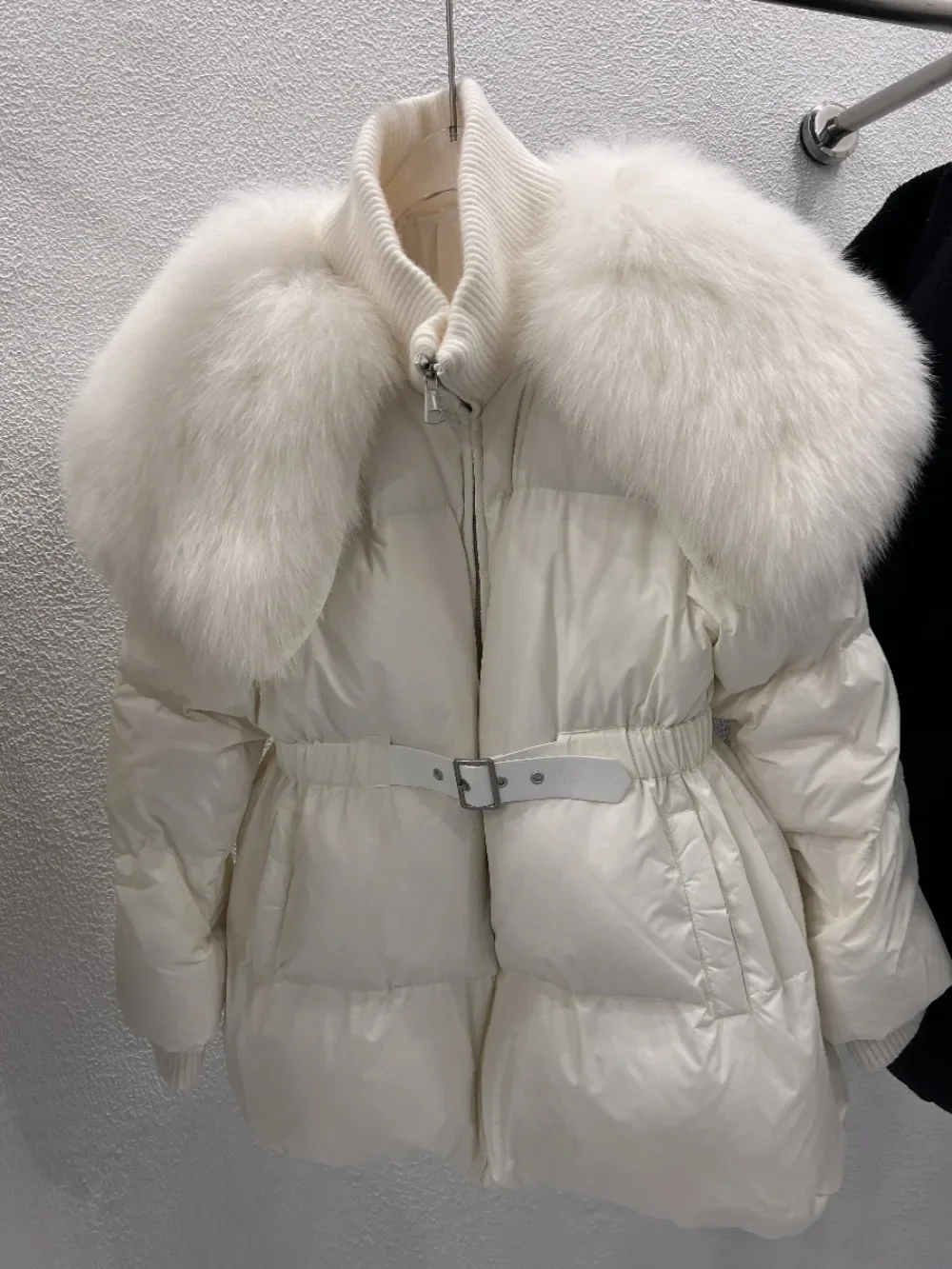 Piumino con collo in vera pelliccia di volpe naturale al 2024 piumino d\'oca bianco moda donna piumino invernale spesso cappotto di pelliccia calda