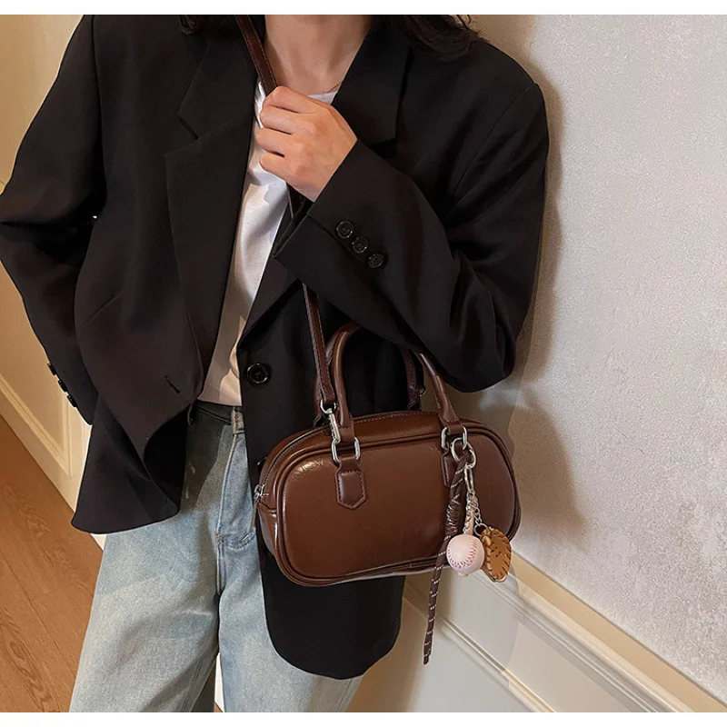 2025 حقيبة كتف كروس جديدة من جلد البولي يوريثان بتصميم أنيق حقيبة يد كورية ريترو وسادة حقيبة عصرية للتنقل