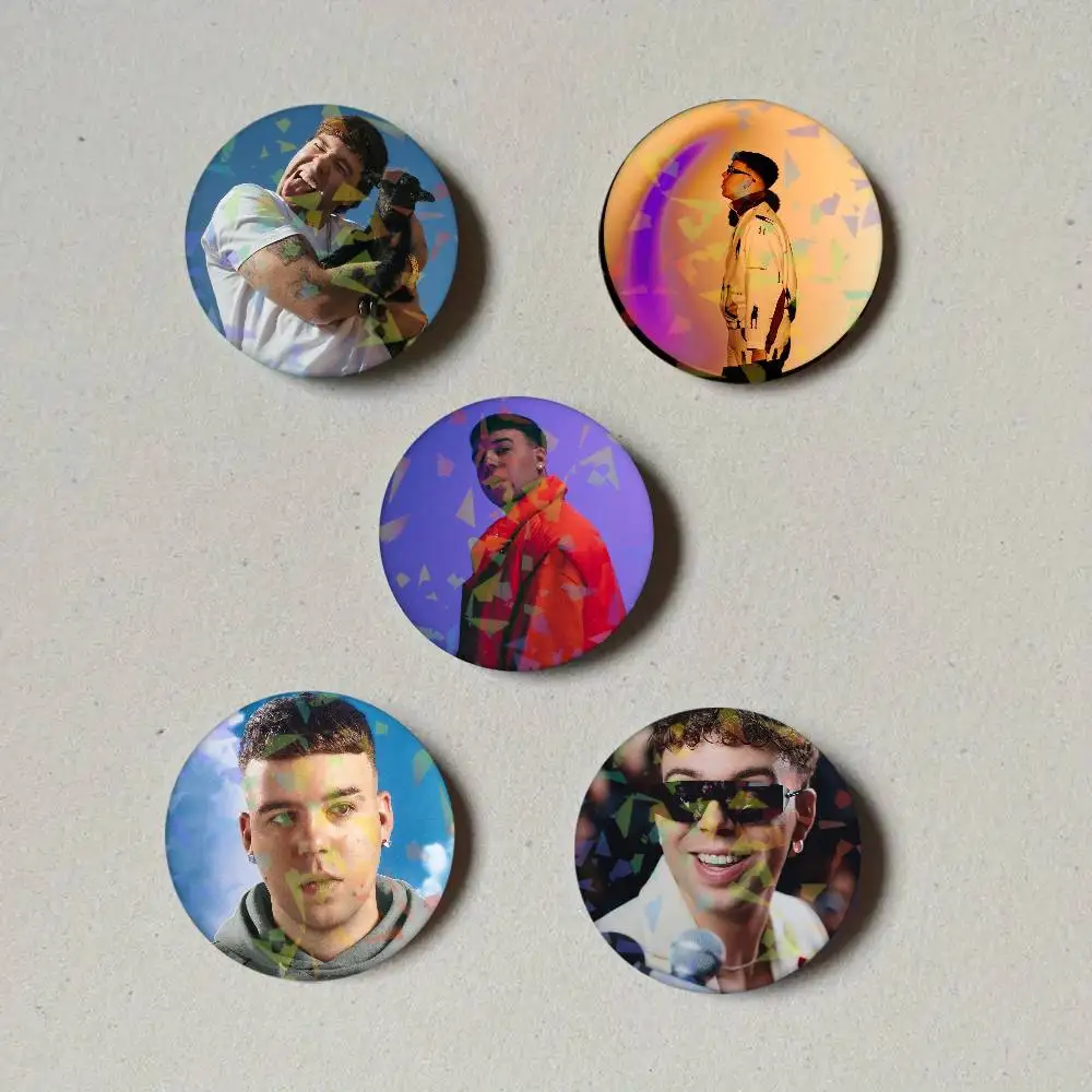 Singer Q-Quevedo Round Exquisite Laser Badge Brooches Creative Pins For Clothes Hat Backpack Gift Accessories