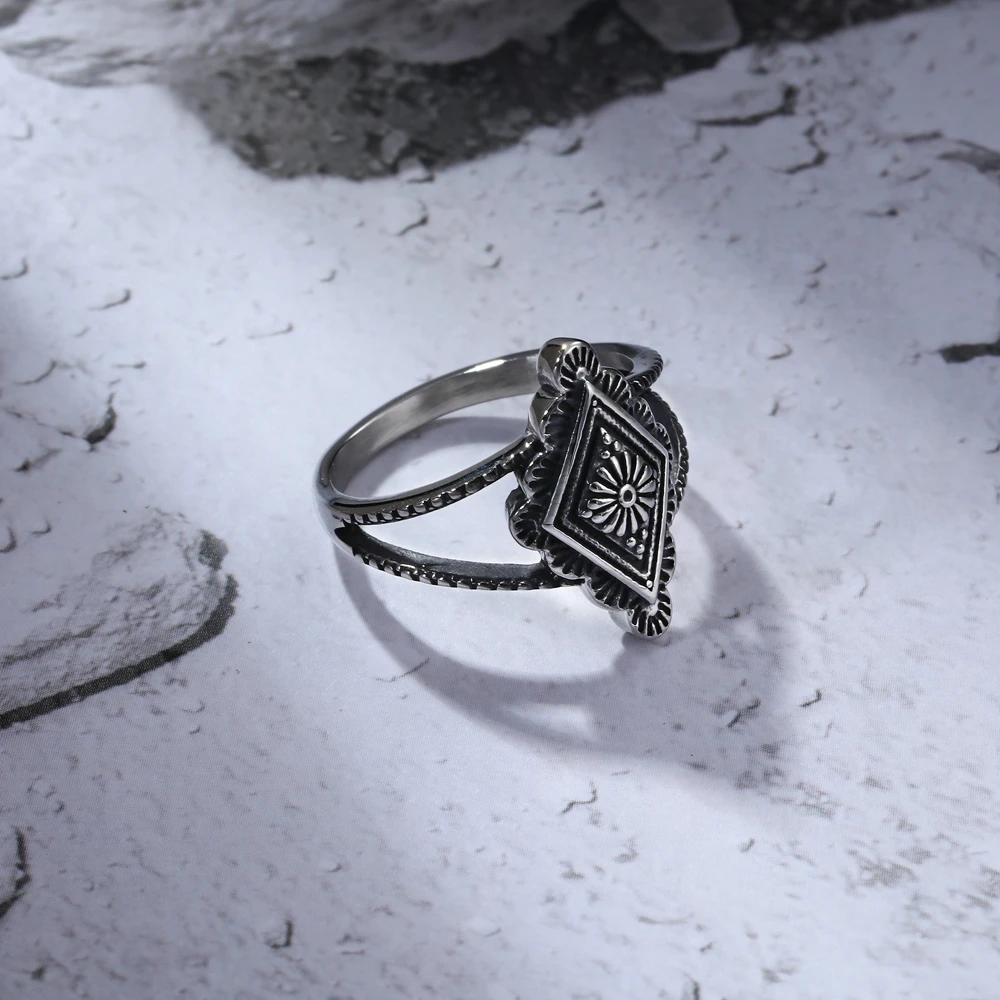 1Pcs European and American Cross-Border Retro Bohemian Stainless Steel Ring with Diamond-Shaped Geometric Engraving for Men and Women