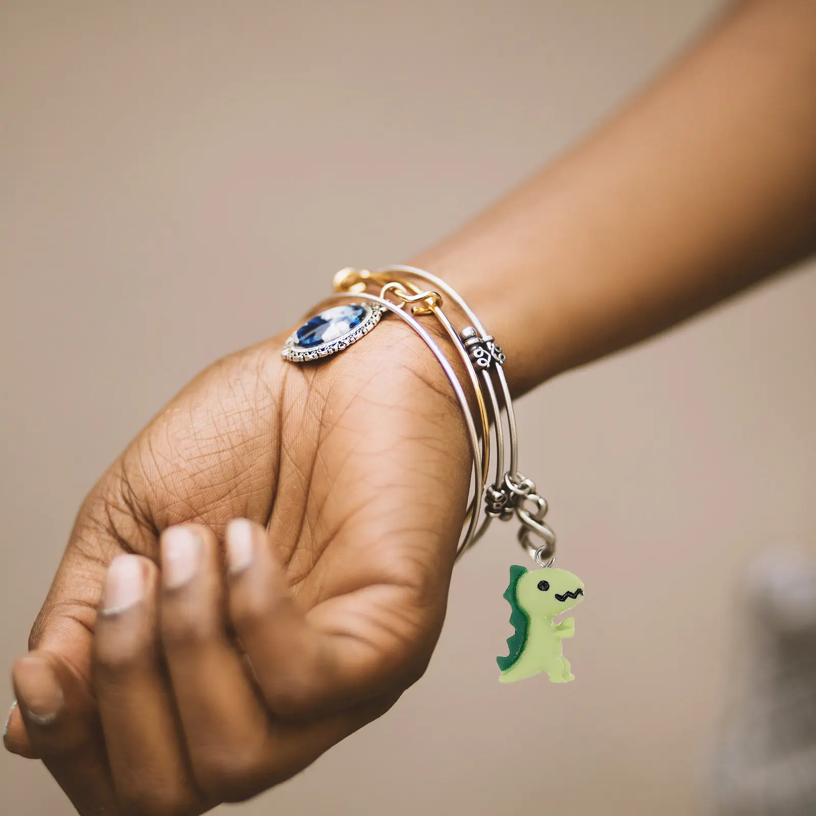 

50 шт. разноцветных подвесок в виде динозавров, изысканные и нежные смоляные шармы для самостоятельного изготовления украшений, аксессуаров, ожерелий, браслетов, брелоков для ключей