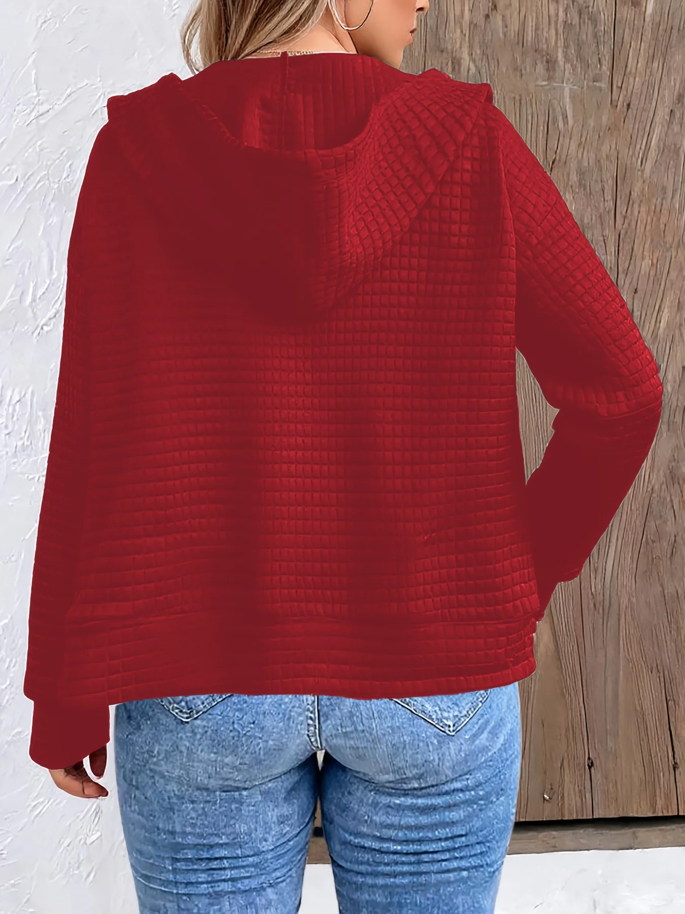 Stilvoller, gesteppter Kapuzenpullover mit Reißverschluss für Damen in großen Größen für mühelosen Alltagsstil. – Detail 5