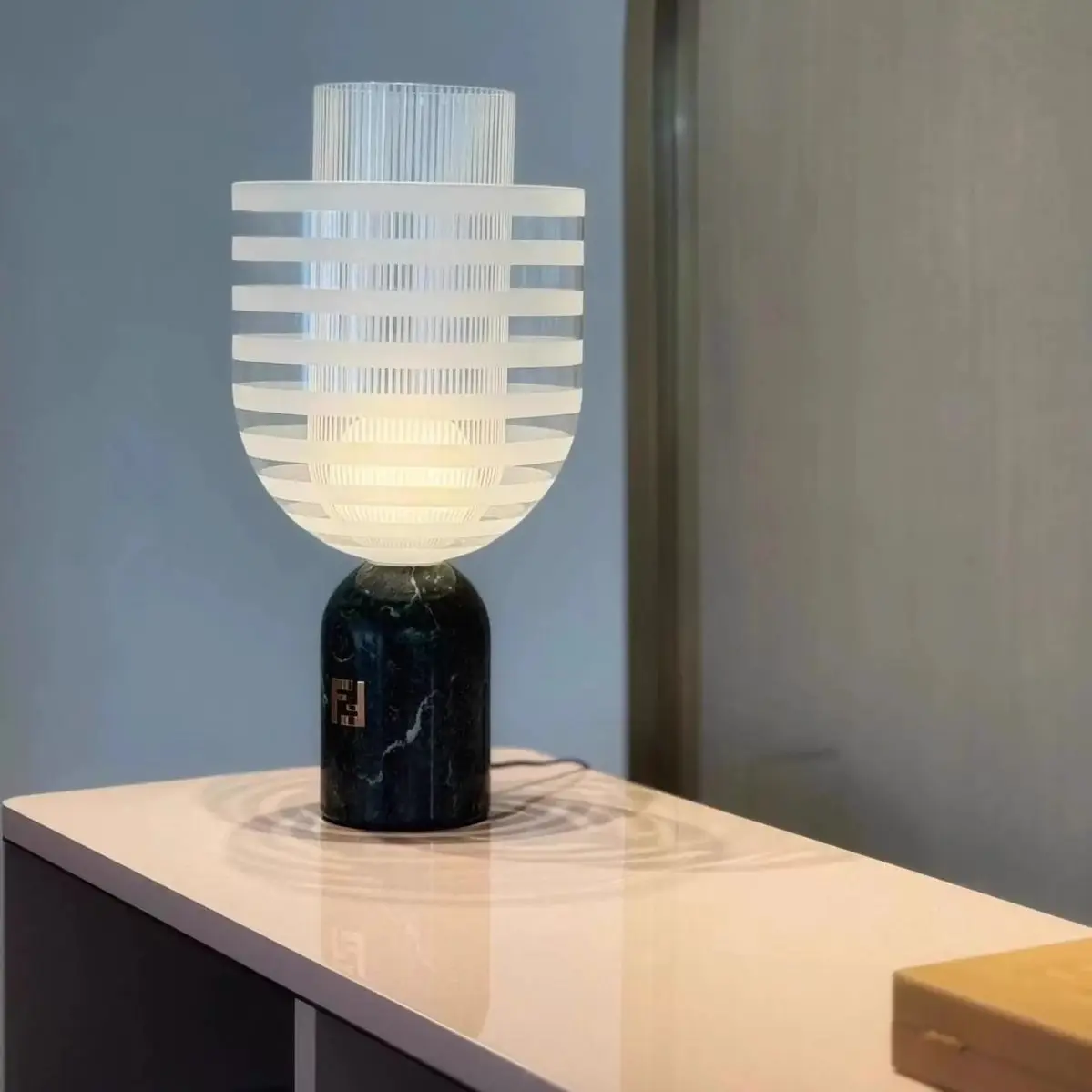 

Postmodern light luxury creative desk lamp bedroom bedside lamp Nordic minimalist living room decorative lamp