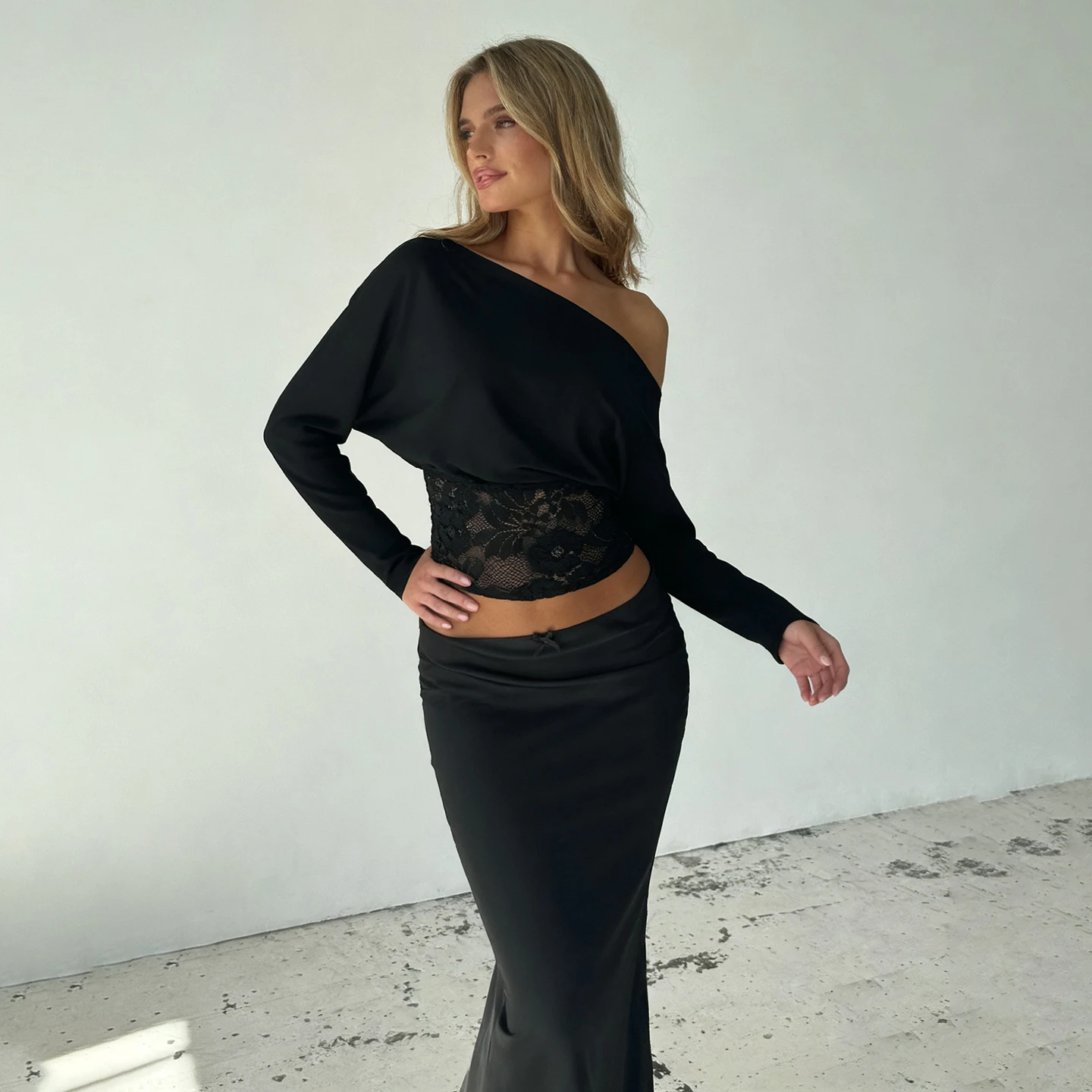 

Elegant Patchwork Lace T-Shirt See Through Slim-Fitting Crew Neck Off-Shoulder Long Sleeve Tees Women 2025 Autumn Winter Fashion