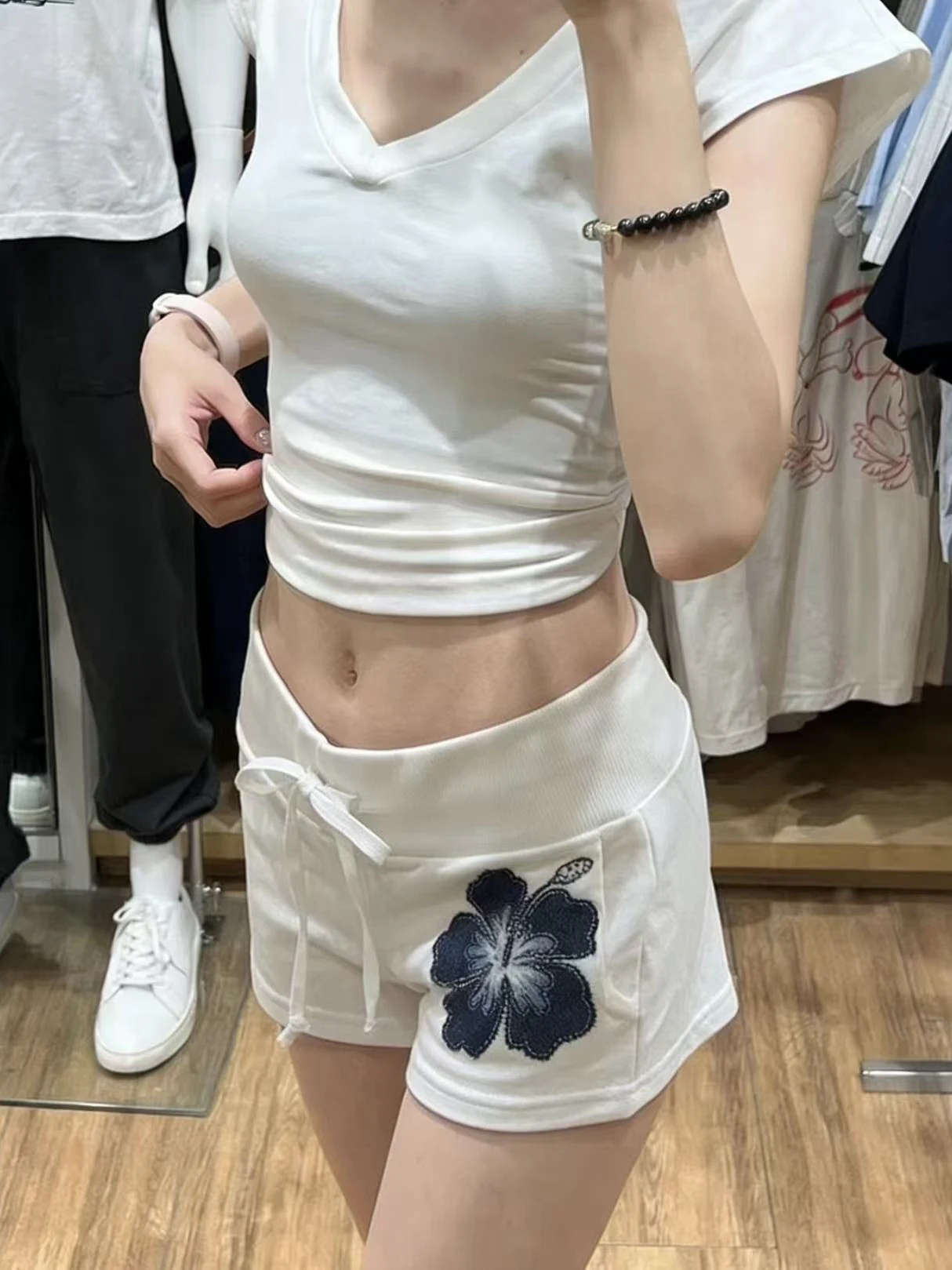 

Женские летние спортивные шорты в американском стиле с высокой талией, утягивающие, с вышивкой цветов, на шнурке, для активного отдыха, облегающие, модные шорты-хотпэнты