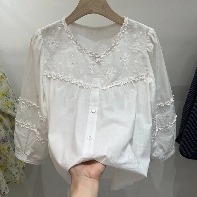 

White 7-inch Sleeve Shirt For Women's Spring And Summer 2025 New Fashion Embroidered Three-dimensional Flower Top