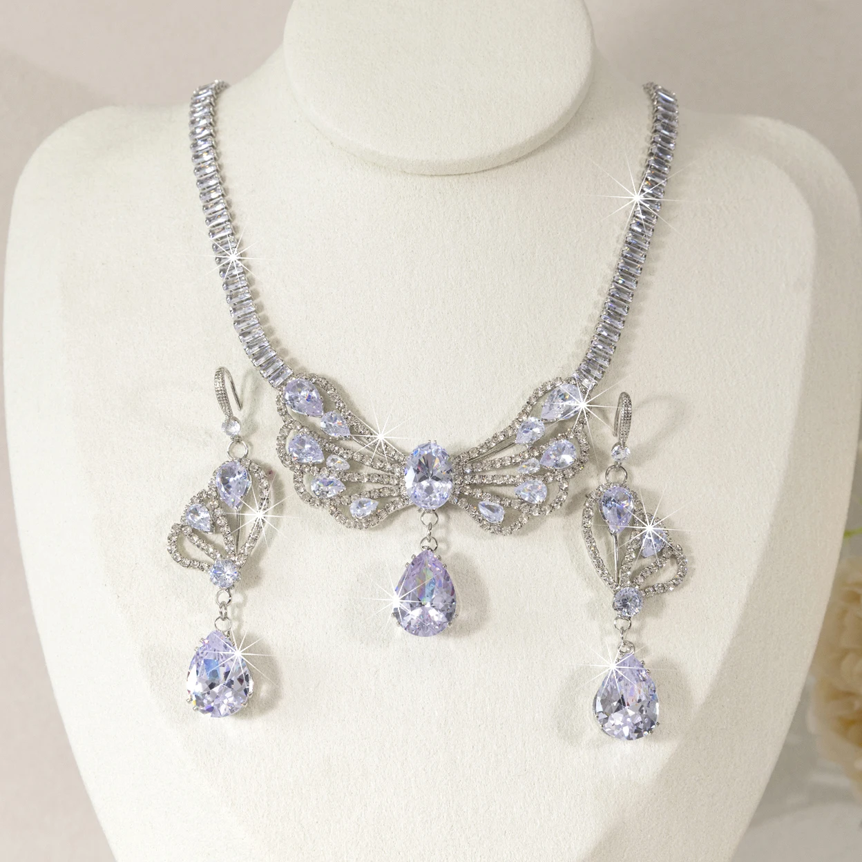2-teiliges Halsketten-Set mit Schmetterlings-Zirkon-Anhänger für Frauen, elegante Schlüsselbeinkette, Wassertropfen, baumelnde Ohrringe, Brautschmuck-Set