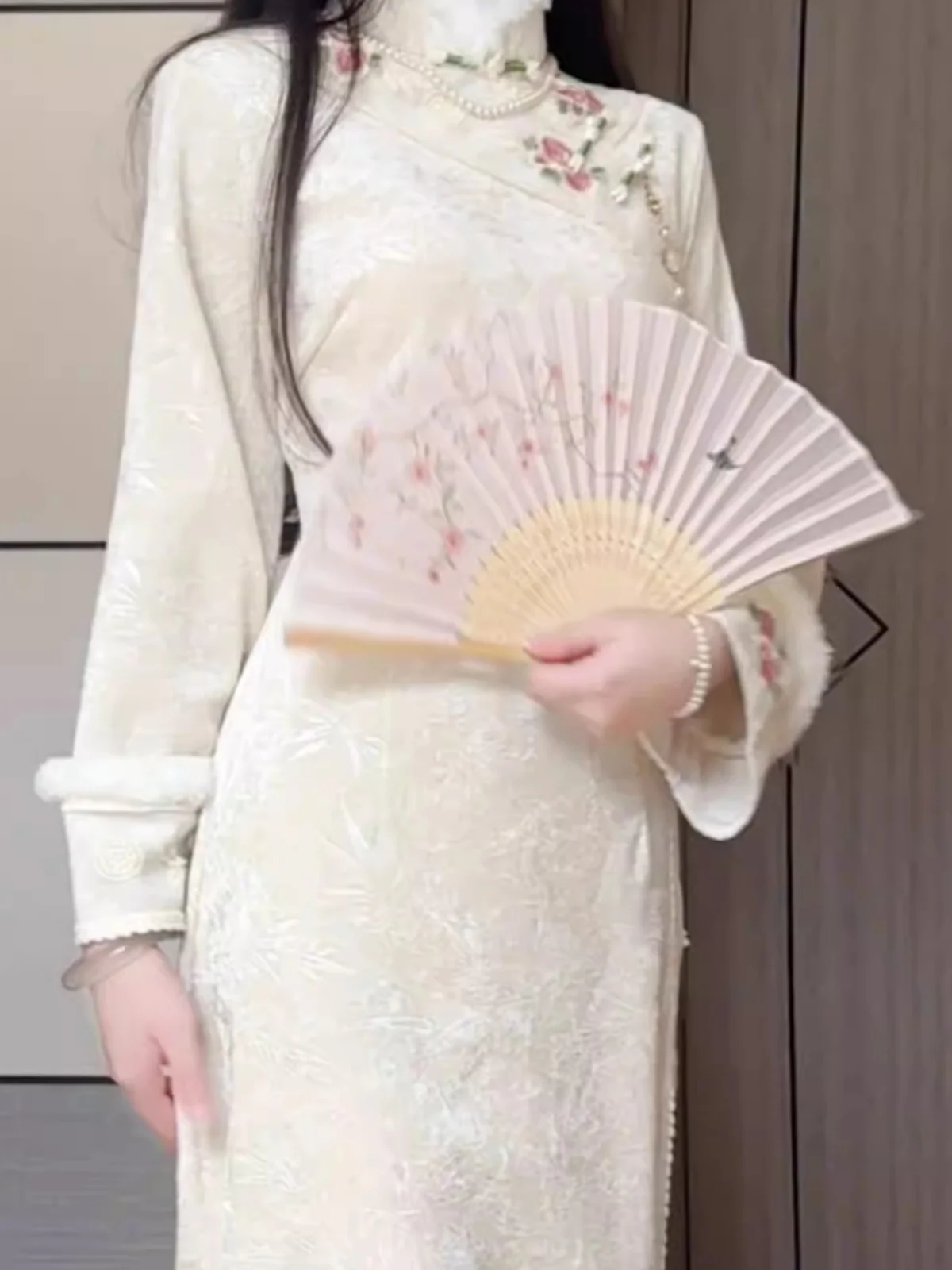 فستان تشيباو الصيني التقليدي للنساء للخريف والشتاء مطرز بالزهور اللطيفة عتيق شيونغسام أنيق