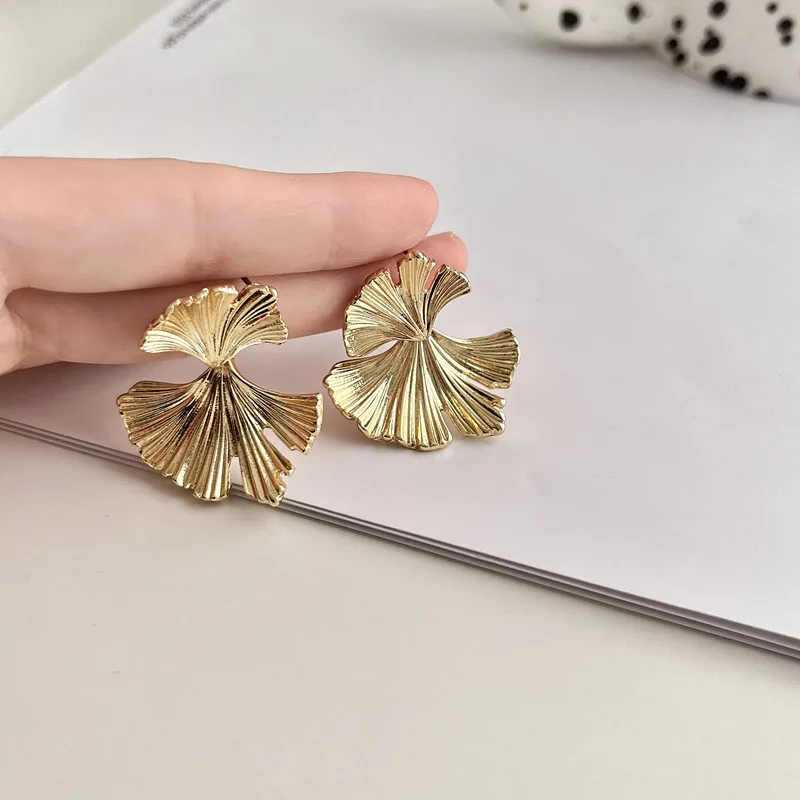 Simple Silver Color Metal Big Plant Ginkgo Leaf Earrings for Women Fashion Statement Stud Earring Jewelry Gift Pendiente