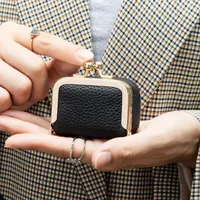 Monedero con cierre de beso de cuero genuino, bolso de joyería de cuero multifuncional de Color sólido, Mini bolso cuadrado para artículos pequeños, llaves, lápices labiales