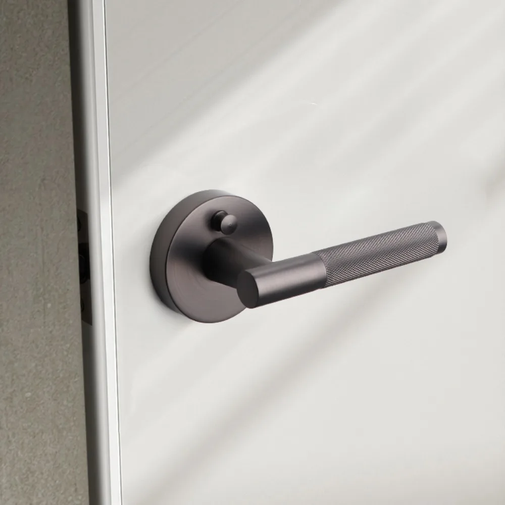

Mute Single Toilet Tongue Handle Lock No Key Zinc Alloy Modern Indoor Door Rod Lock Sanding Handle Design Three Bar Lock