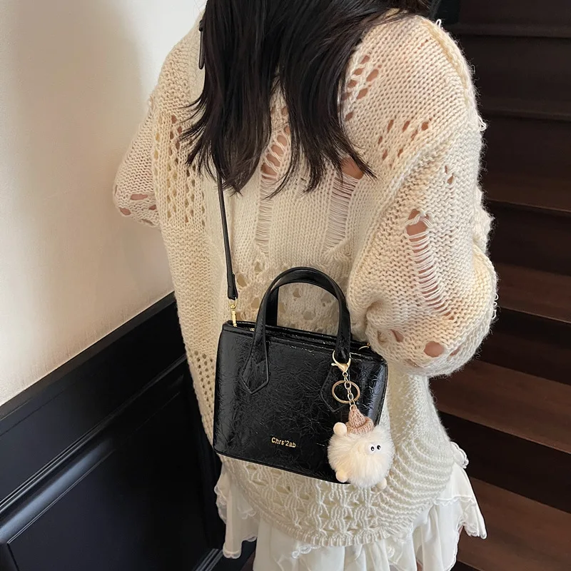 

Новая мини-квадратная женская сумка 2025 года, кошелек через плечо с верхней ручкой, компактная универсальная сумка, шикарная и очень практичная