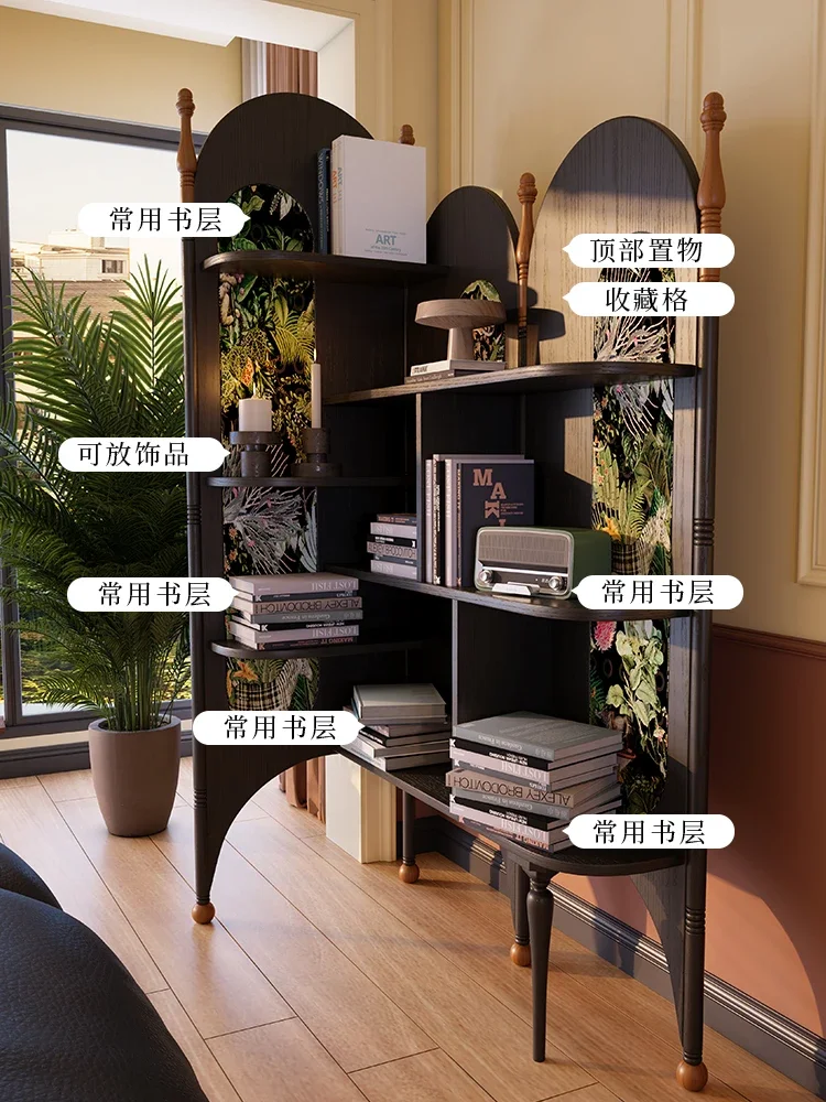 رف تخزين مثلثي لغرفة المعيشة في شقة صغيرة على الطراز الفرنسي القديم