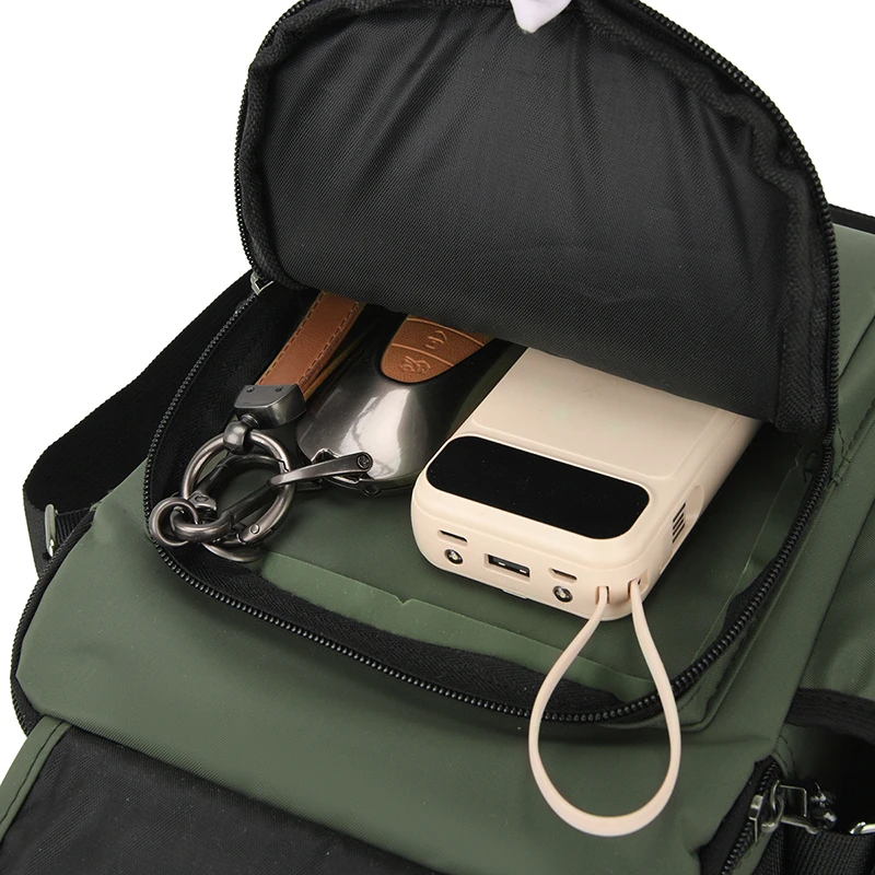 Sportliche quadratische Umhängetasche für Herren – Robuste, weiche Umhängetasche im College-Stil mit multifunktionalen Taschen – Detail 18