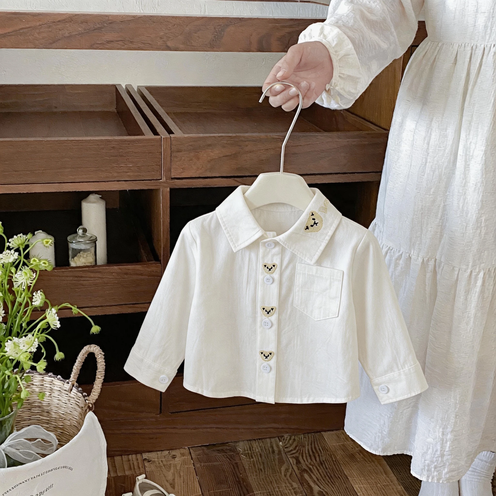 Unisex-Baby-Langarmshirt in Weiß, neues Design für die Herbst- und Frühjahrssaison, stilvolles und vielseitiges Oberteil für Babys und Kleinkinder. – Detail 2