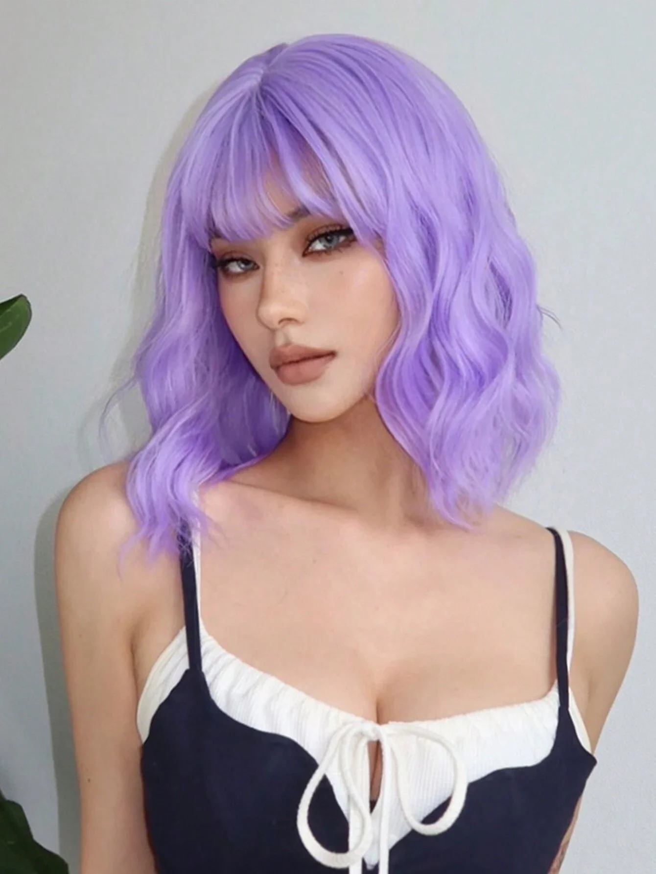 Hellviolette synthetische Perücken kurze gewellte Bob Perücke für Frauen hitze beständige Cosplay täglichen Gebrauch natürliches Haar mit Pony Lolita Perücke