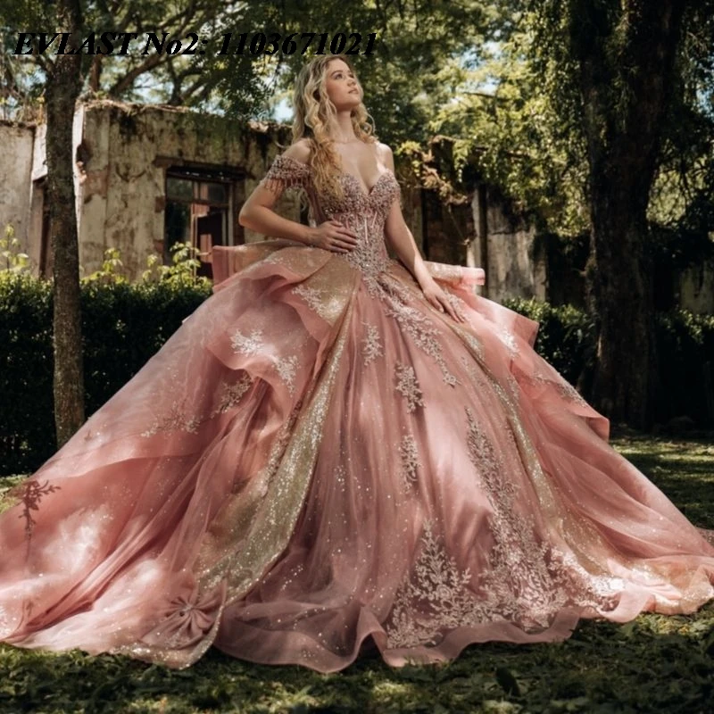 

EVLAST розовое блестящее платье Quinceanera по индивидуальному заказу, бальное платье с золотой кружевной аппликацией и бисером, многоуровневое сладкое платье 16, Vestidos 15 Anos E2QA115