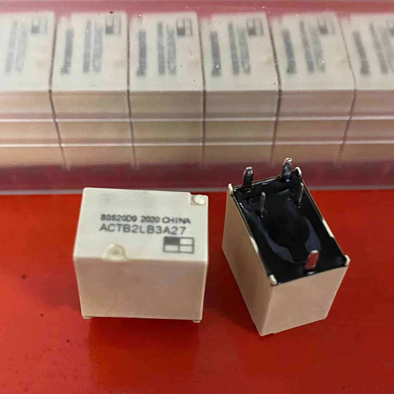 100% جديد السيارات السيارات التبديلات ACTB2LB3A27 مصباح أمامي للسيارة التتابع