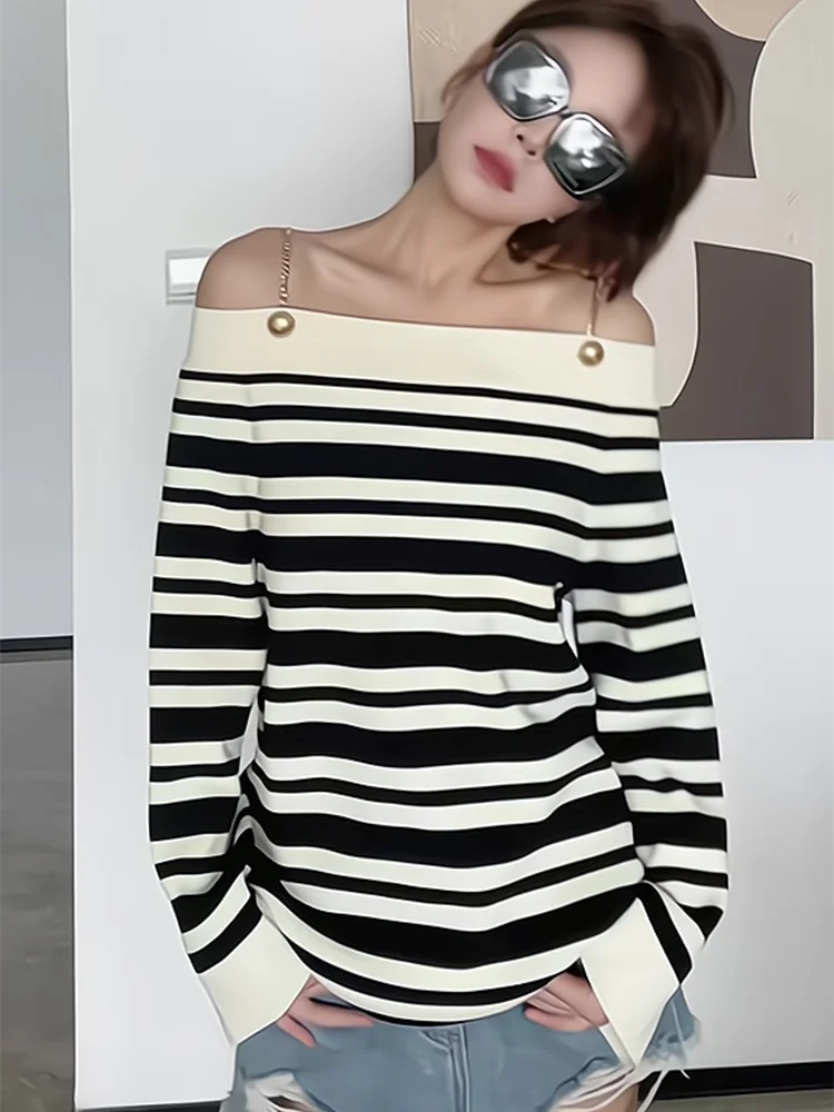 

Новый женский осенний вязаный свитер в европейском стиле с полосатым цветным узором, длинными рукавами и открытыми плечами, с цепочкой на плече